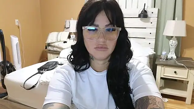 Snapshot of TexasTattooedHouseWife chatting on 10.20.25 TexasTattooedHouseWife online show from 10.20.25