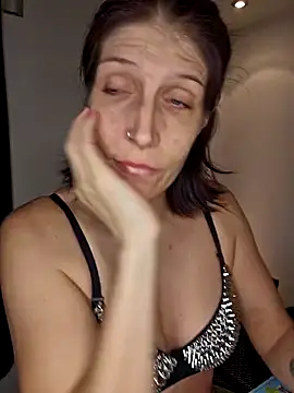 Snapshot of Lenchen_ chatting on 12.19.24 Lenchen online show from 12.19.24