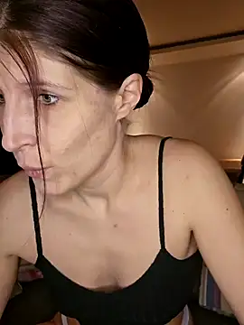 Snapshot of Lenchen_ chatting on 02.13.25 Lenchen online show from 02.13.25