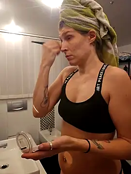 Snapshot of Lenchen_ chatting on 02.24.25 Lenchen online show from 02.24.25