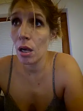 Snapshot of Lenchen_ chatting on 10.30.25 Lenchen online show from 10.30.25