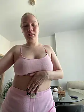 Snapshot of LianaCruz__ chatting on 04.02.26 LianaCruz online show from 04.02.26