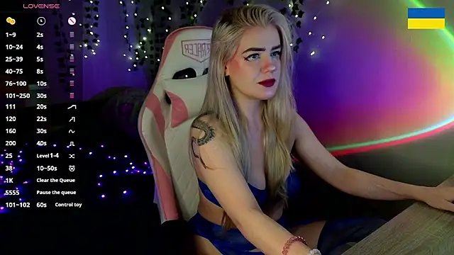 Snapshot of RedVelveten chatting on 09.08.25 RedVelveten online show from 09.08.25