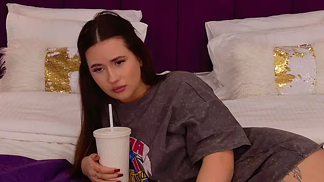 milaleoneli online show from 03.17.25