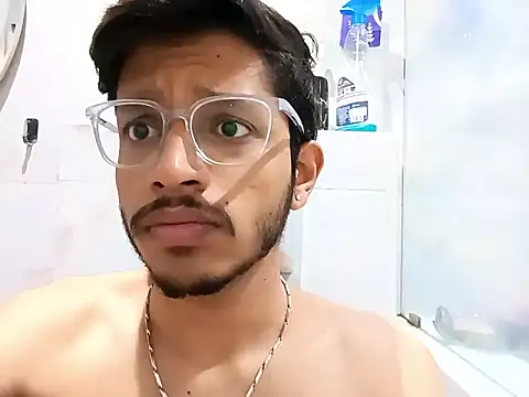 Snapshot of skinnyyyyyyyyy chatting on 02.20.25 skinnyyyyyyyyy online show from 02.20.25