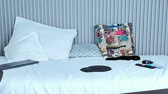 naomiii   online show from 02.06.25