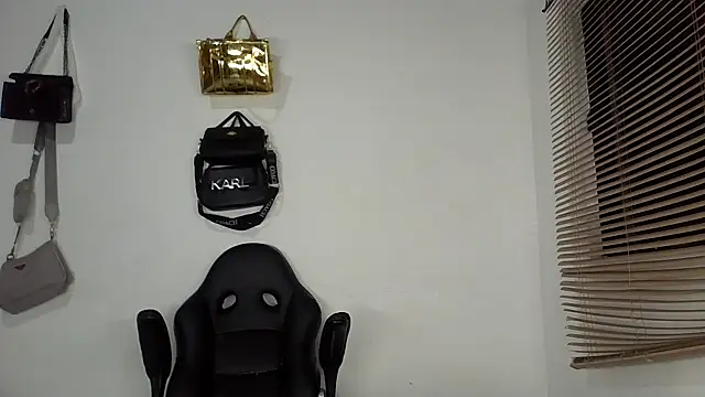 Snapshot of bigcrisblack chatting on 09.28.25 bigcrisblack online show from 09.28.25