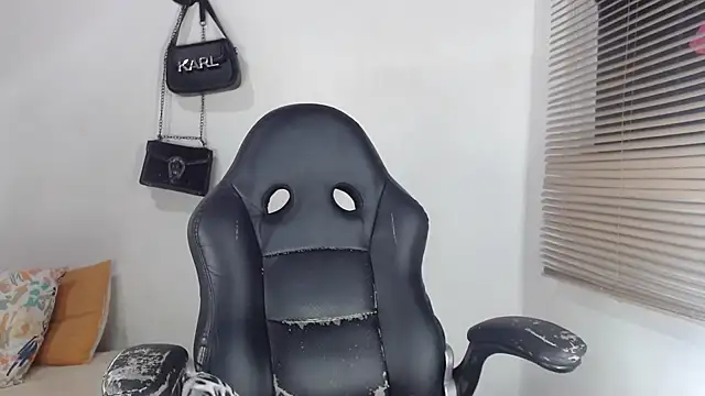 Snapshot of bigcrisblack chatting on 10.16.25 bigcrisblack online show from 10.16.25