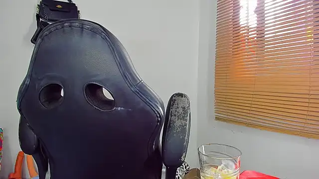 Snapshot of bigcrisblack chatting on 10.20.25 bigcrisblack online show from 10.20.25