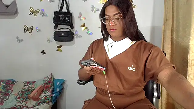 Snapshot of bigcrisblack chatting on 11.03.25 bigcrisblack online show from 11.03.25