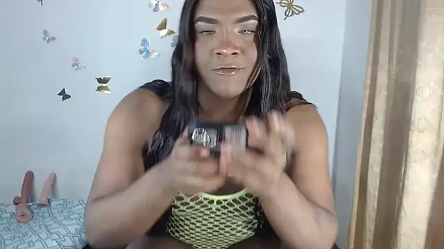 Snapshot of bigcrisblack chatting on 11.12.25 bigcrisblack online show from 11.12.25