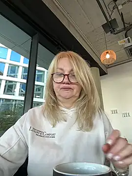 Blond Woman online show from 03.18.25