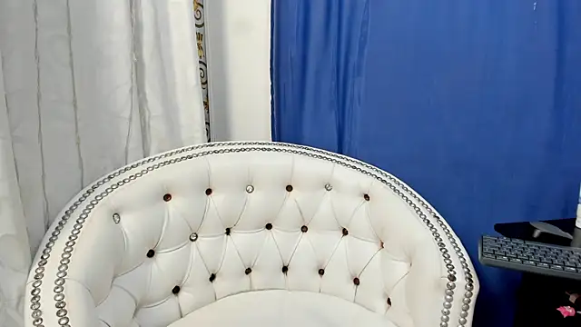 Snapshot of Analia18_ chatting on 01.11.25 Analia18 online show from 01.11.25