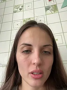 Snapshot of AmiLavs chatting on 12.24.24 AmiLavs online show from 12.24.24