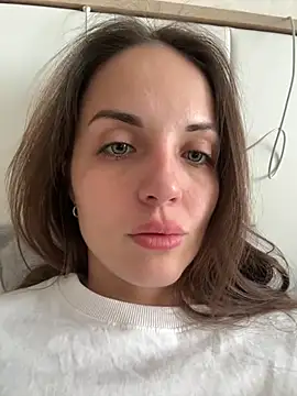 Snapshot of AmiLavs chatting on 11.20.25 AmiLavs online show from 11.20.25