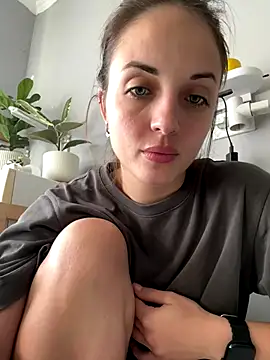 Snapshot of AmiLavs chatting on 11.22.25 AmiLavs online show from 11.22.25