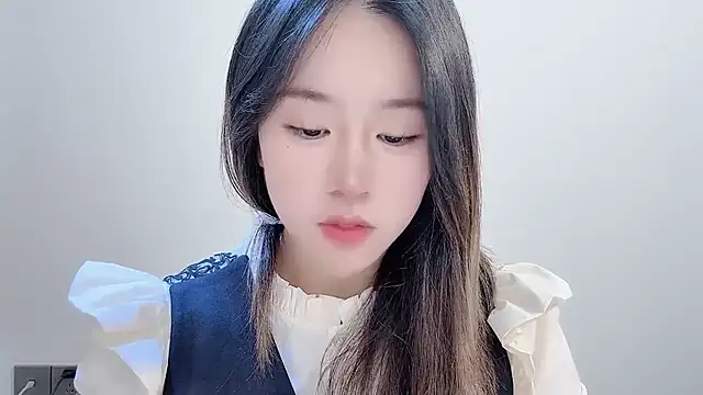 chloe-01 online show from 11.17.25