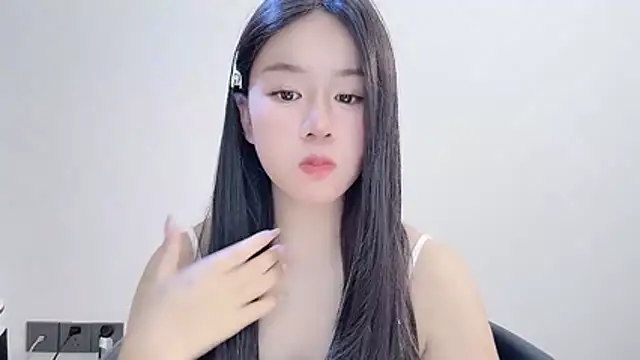 chloe-01 online show from 12.04.25