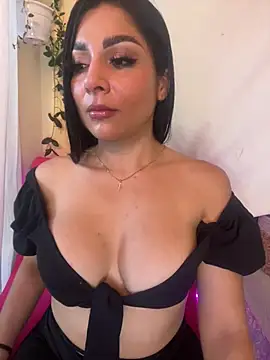 Snapshot of MOMALANA chatting on 02.22.25 MOMALANA online show from 02.22.25