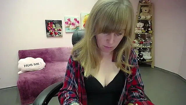 Hot Milady online show from 10.07.25