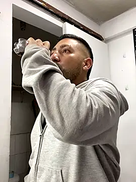 Snapshot of JuanZapata33 chatting on 10.17.25 JuanZapata33 online show from 10.17.25