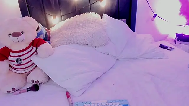 Snapshot of CamiloDoumit chatting on 02.17.25 CamiloDoumit online show from 02.17.25