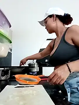 Snapshot of luna_hell chatting on 03.07.25 luna hell online show from 03.07.25