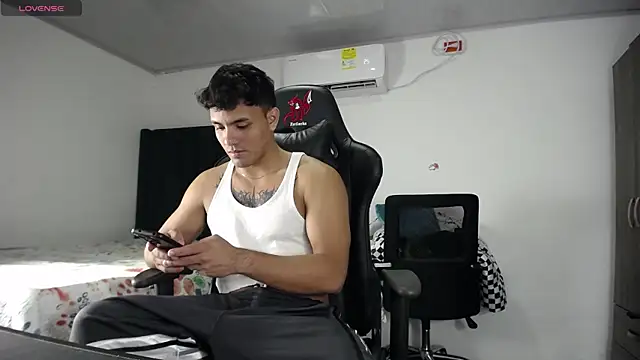 Snapshot of man_dur07 chatting on 12.19.24 man dur07 online show from 12.19.24