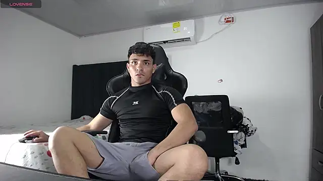 Snapshot of man_dur07 chatting on 12.20.24 man dur07 online show from 12.20.24