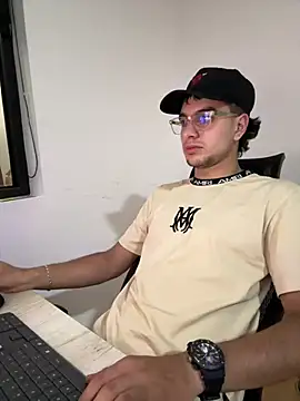 Snapshot of Amadeo_Wild chatting on 01.11.25 Amadeo Wild online show from 01.11.25