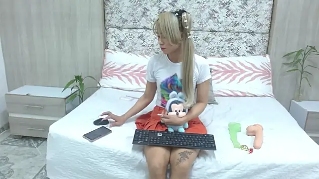 Snapshot of adara_deidara chatting on 03.17.25 adara deidara online show from 03.17.25