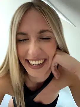 Snapshot of lola_tentatiion chatting on 10.19.25 lola tentatiion online show from 10.19.25