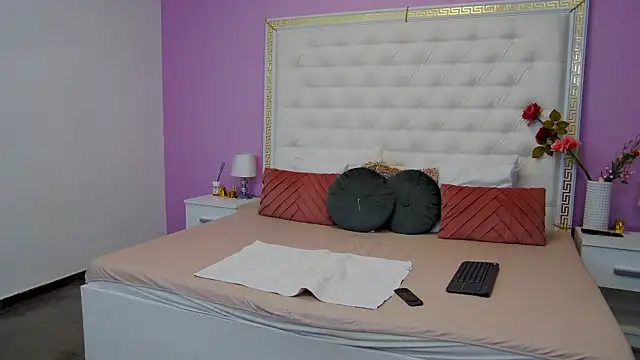 Lenna Paul online show from 02.13.25