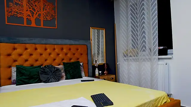 Lenna Paul online show from 02.20.25