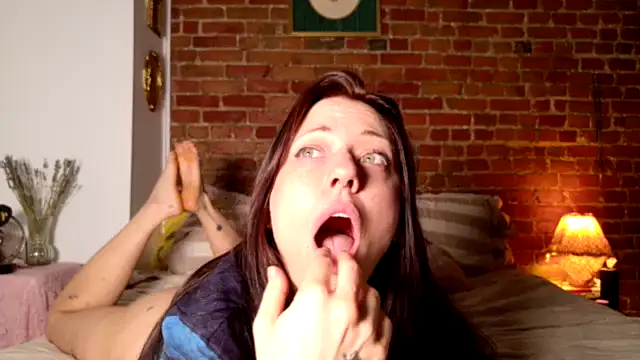 Snapshot of MaeDaybaby chatting on 11.26.25 MaeDaybaby online show from 11.26.25