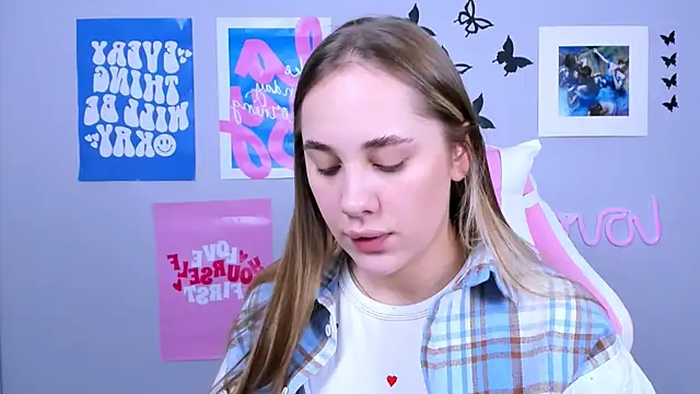 Snapshot of MiaMilas chatting on 12.16.24 MiaMilas online show from 12.16.24