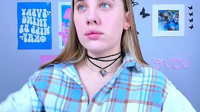 Snapshot of MiaMilas chatting on 12.19.24 MiaMilas online show from 12.19.24