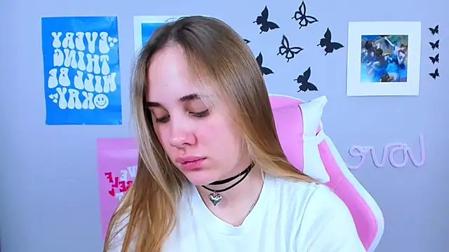 Snapshot of MiaMilas chatting on 12.23.24 MiaMilas online show from 12.23.24