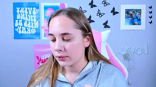 Snapshot of MiaMilas chatting on 12.25.24 MiaMilas online show from 12.25.24