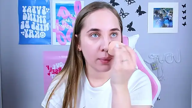 Snapshot of MiaMilas chatting on 12.26.24 MiaMilas online show from 12.26.24