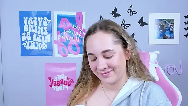 Snapshot of MiaMilas chatting on 01.28.25 MiaMilas online show from 01.28.25