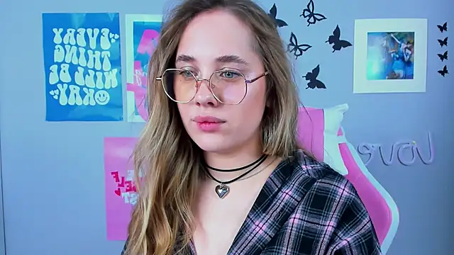 Snapshot of MiaMilas chatting on 02.04.25 MiaMilas online show from 02.04.25