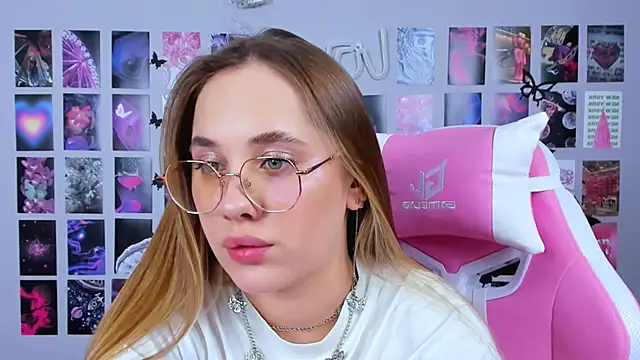 Snapshot of MiaMilas chatting on 02.07.25 MiaMilas online show from 02.07.25