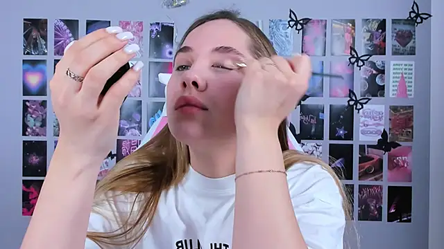 Snapshot of MiaMilas chatting on 02.11.25 MiaMilas online show from 02.11.25