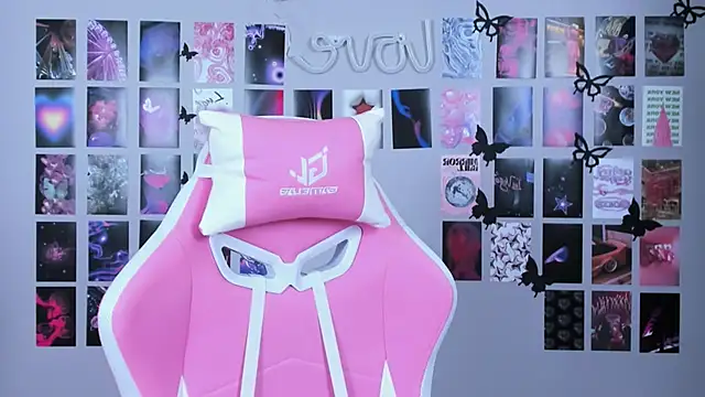 Snapshot of MiaMilas chatting on 02.12.25 MiaMilas online show from 02.12.25