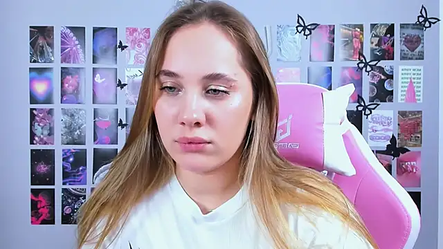 Snapshot of MiaMilas chatting on 02.12.25 MiaMilas online show from 02.12.25