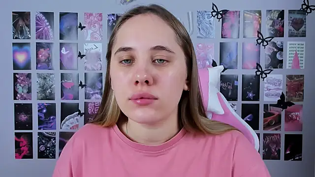 Snapshot of MiaMilas chatting on 02.14.25 MiaMilas online show from 02.14.25