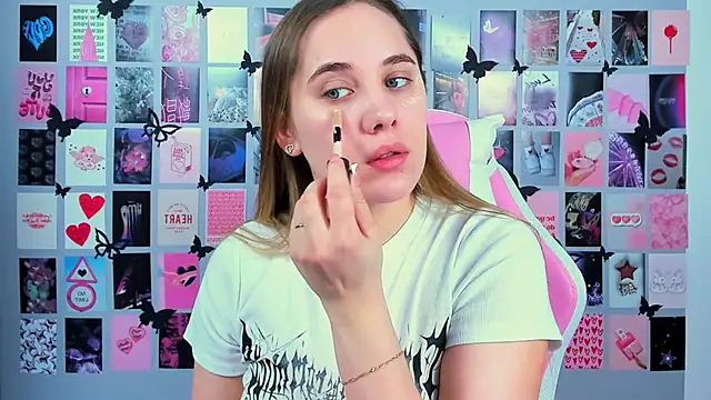 Snapshot of MiaMilas chatting on 03.20.25 MiaMilas online show from 03.20.25