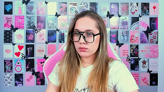 Snapshot of MiaMilas chatting on 03.20.25 MiaMilas online show from 03.20.25