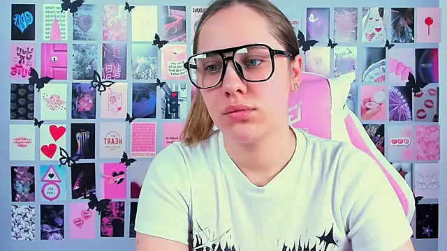 Snapshot of MiaMilas chatting on 03.21.25 MiaMilas online show from 03.21.25